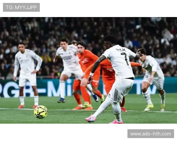 伯纳乌球场四万球迷欢呼，皇马登顶时刻气氛热烈